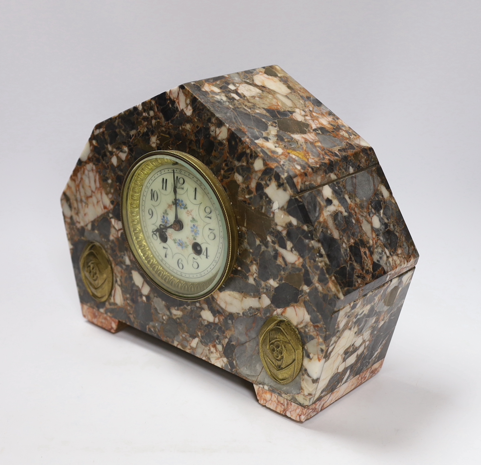 An early 20th century French marble clock garniture with key and pendulum, 25cm